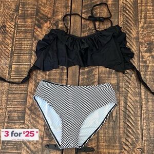 Ruffle top black & white Bikini size small.   M5